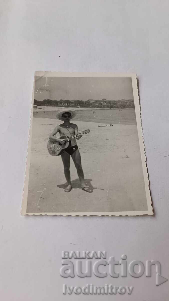 Снимка Млад мъж с китара на плажа 1964 Снимка Млад мъж с китара на плажа 1964