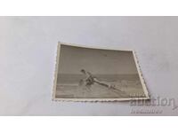 Φωτογραφία Νέου Άνδρα σε Βράχο πάνω από τη Θάλασσα 1964