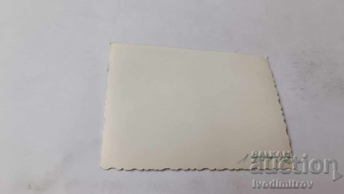 Φωτογραφία Νέου Άνδρα σε Βράχο πάνω από τη Θάλασσα 1964 με τιμή 1.85 BGN | € 0.95