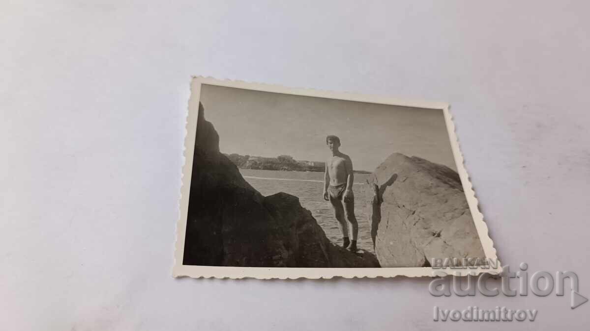 Φωτογραφία Νέου Άνδρα σε Βράχο πάνω από τη Θάλασσα 1964