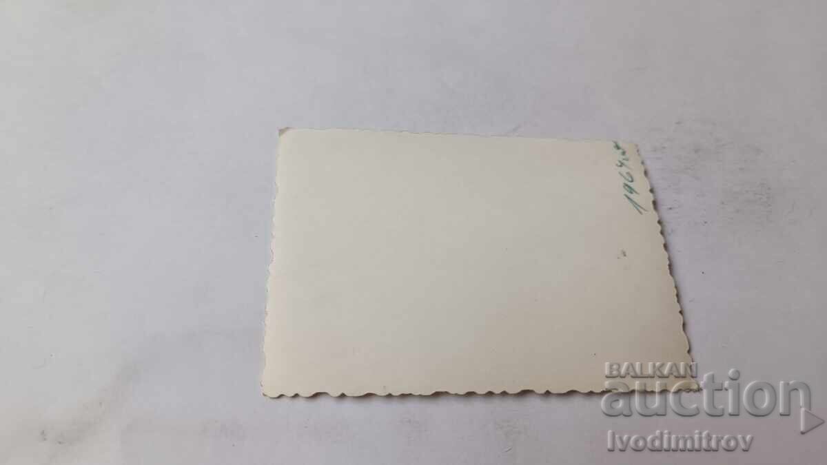 Φωτογραφία Νέου Άνδρα σε Βράχο πάνω από τη Θάλασσα 1964 με τιμή 1.85 BGN | € 0.95