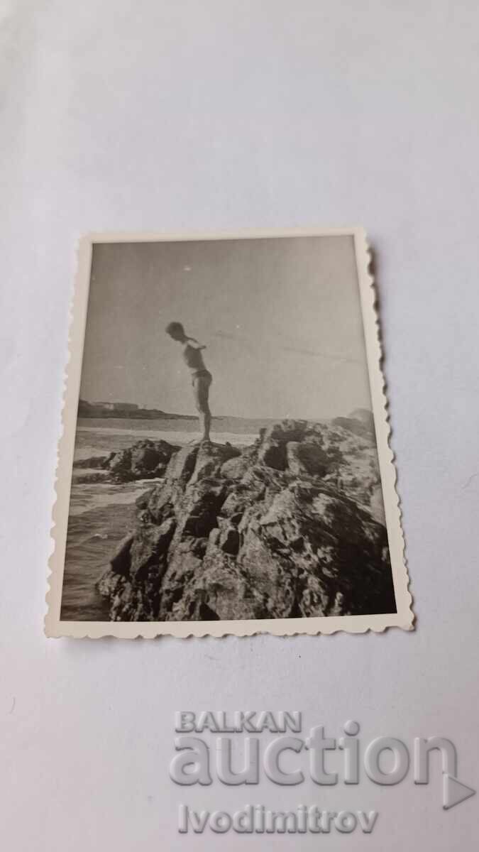 Φωτογραφία Νέου Άνδρα σε Βράχο πάνω από τη Θάλασσα 1964