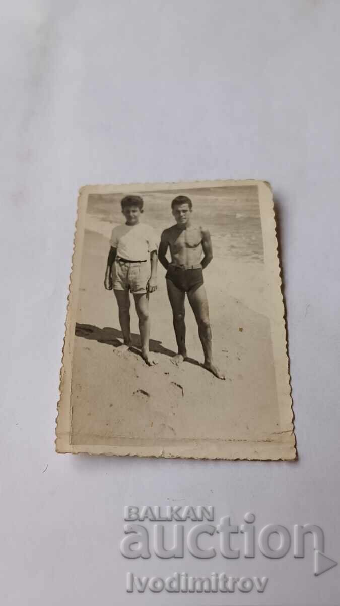 Φωτογραφία Δύο νέοι στην παραλία 1955 Φωτογραφία Δύο νέοι στην παραλία 1955