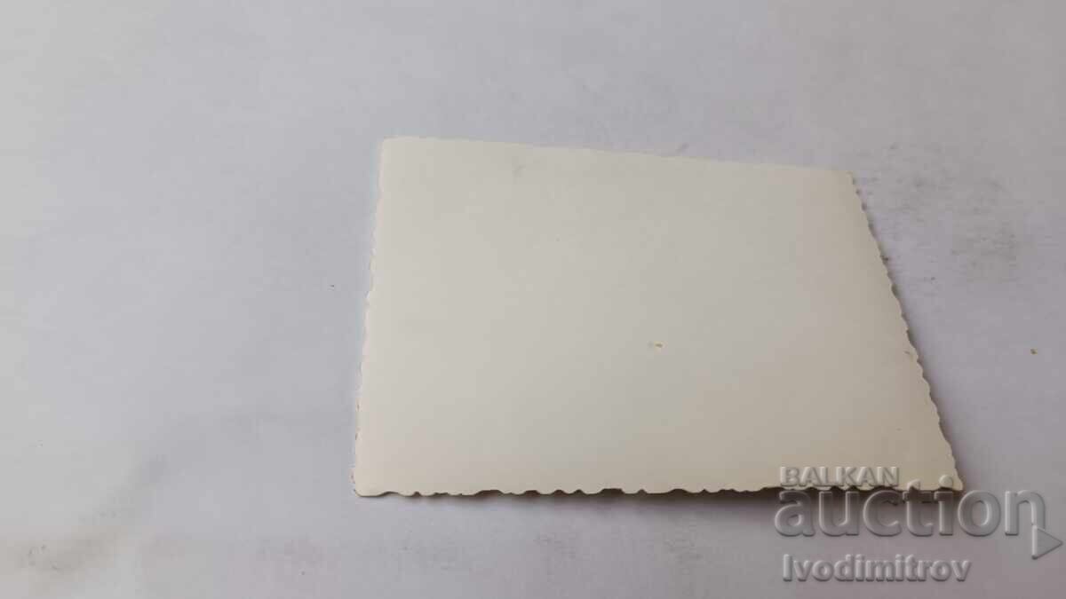 Снимка Младеж и две девойки седнали на тревата с цена 1.45 лв. | € 0.74