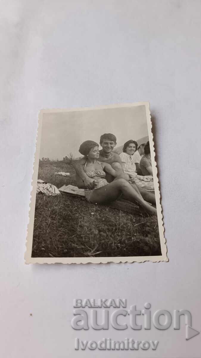 Снимка Младеж и две девойки седнали на тревата