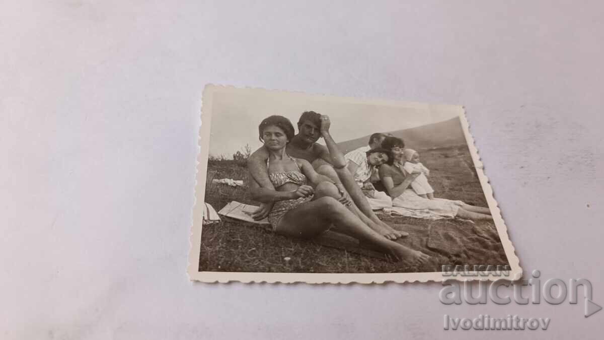 Снимка Младеж и девойки седнали на тревата Снимка Младеж и девойки седнали на тревата