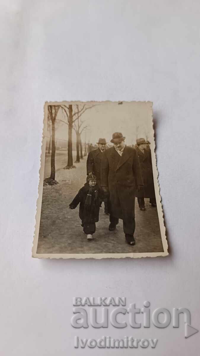 Photo Sofia A man and a little boy on a walk Photo Sofia A man and a little boy on a walk