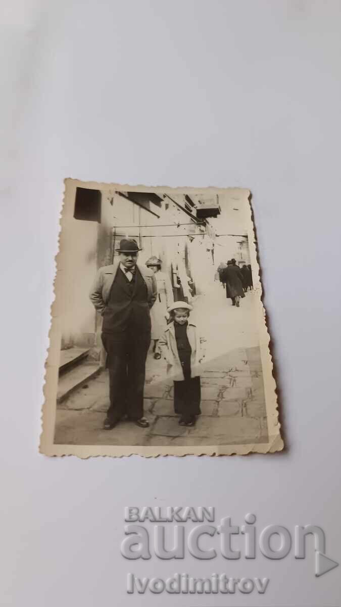 Снимка София Мъж и малко момиченце на тротоара