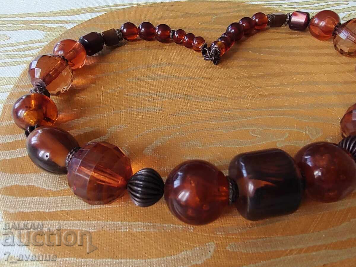 Delivery of Necklace, some elements are from Catalin, 70s, 04/08/2025 Delivery of Necklace, some elements are from Catalin, 70s, 04/08/2025