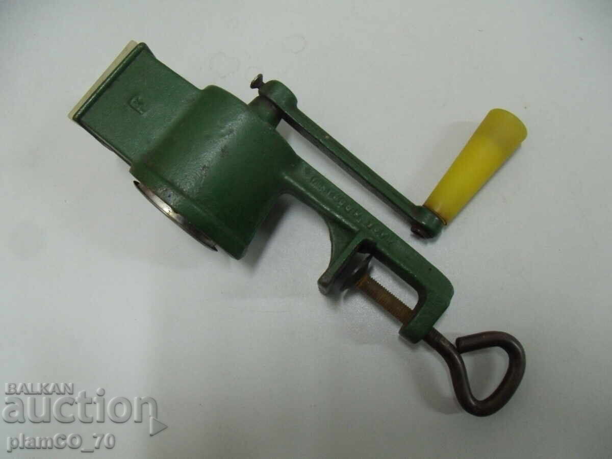 No. 7990 Old Metal / Cast Iron Nut / Seed Grinder
