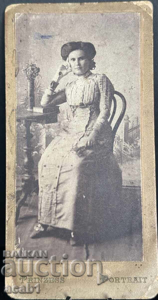 Στούντιο παλιά φωτογραφία Κυρία σε καρέκλα