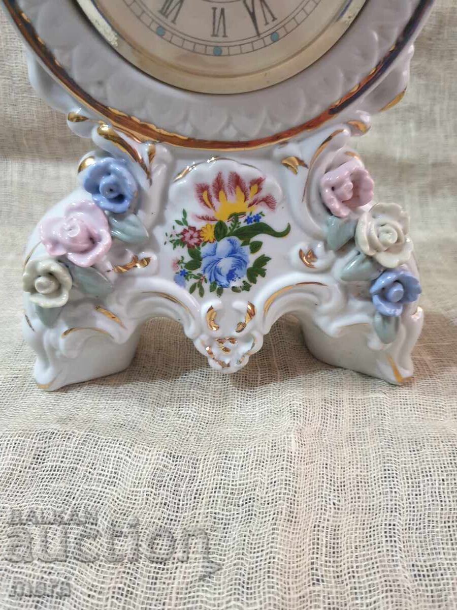 Процеланов настолен часовник с цена 55.00 лв. | € 28.12 Процеланов настолен часовник с цена 55.00 лв. | € 28.12