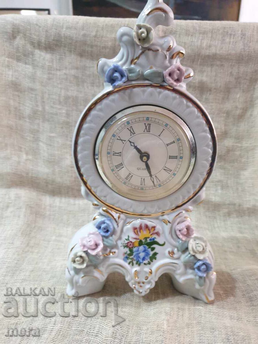 Процеланов настолен часовник Процеланов настолен часовник