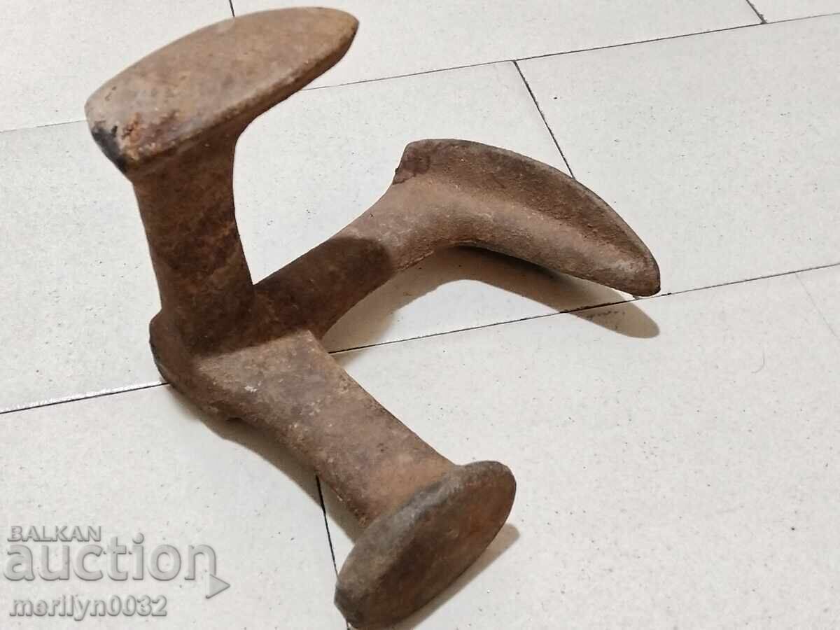 Παλιό σιδερένιο αμόνι τσαγκάρη, σφυρήλατο