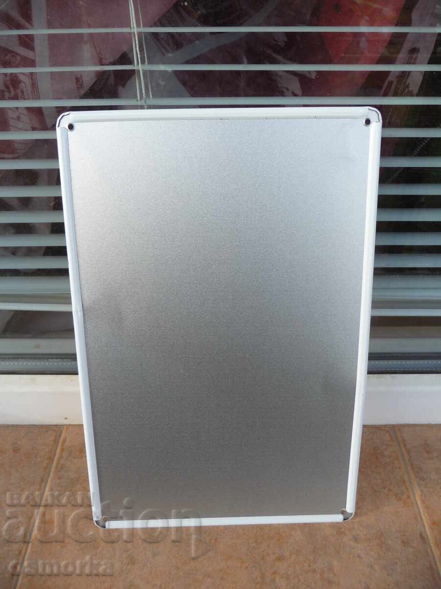 Licitație Plăcuță metalică Pisicuță cu blugi rupți tocuri repară mașină