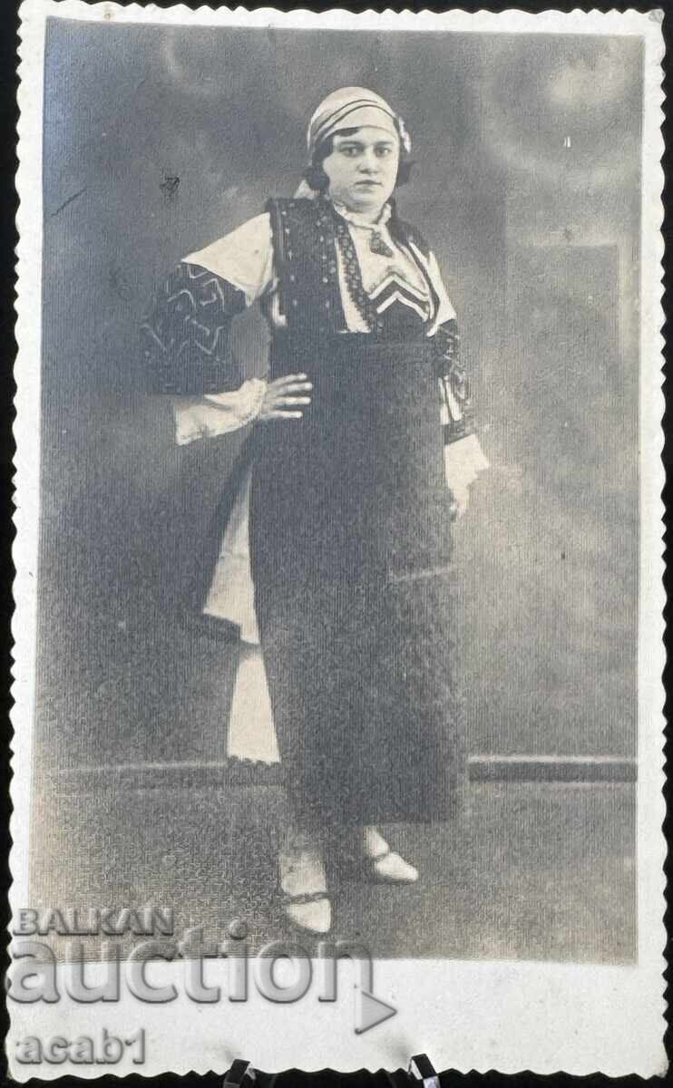 Φωτογραφία Γυναίκα με Μακεδονική φορεσιά Φωτογραφία Γυναίκα με Μακεδονική φορεσιά