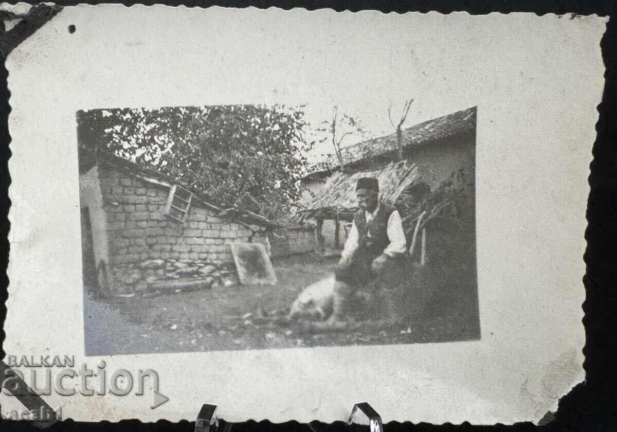 Παππούς με καπέλο στην αυλή