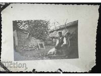 Παππούς με καπέλο στην αυλή