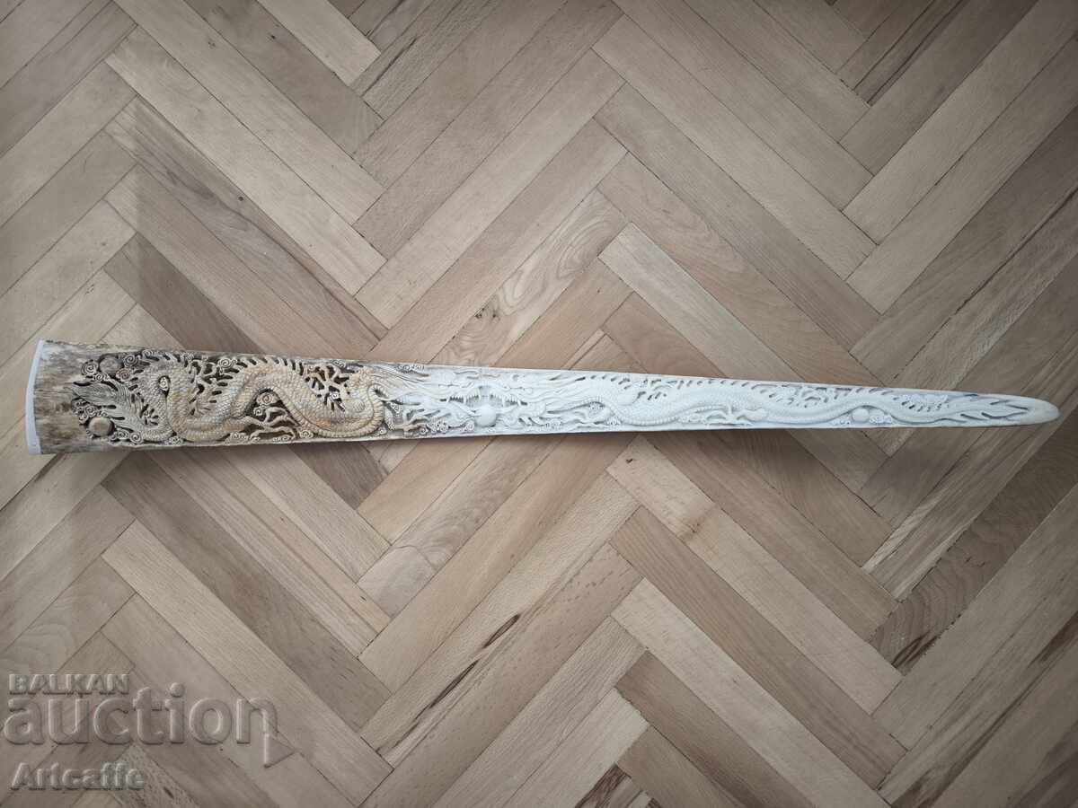 Κέρατο κόκκαλο ξιφία, χαραγμένο με Δράκους με τιμή 800.00 BGN | € 409.03 Κέρατο κόκκαλο ξιφία, χαραγμένο με Δράκους με τιμή 800.00 BGN | € 409.03
