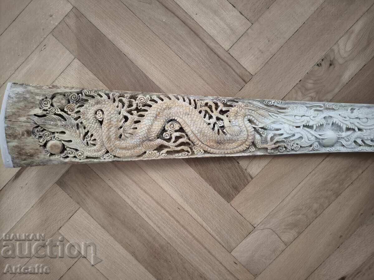 Δημοπρασία Κέρατο κόκκαλο ξιφία, χαραγμένο με Δράκους Δημοπρασία Κέρατο κόκκαλο ξιφία, χαραγμένο με Δράκους