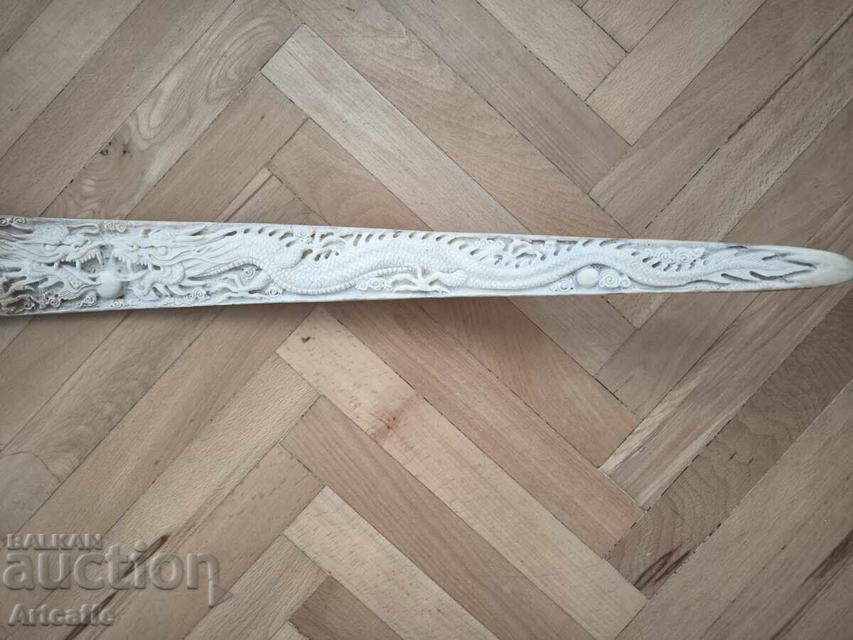 Παράδοση Κέρατο κόκκαλο ξιφία, χαραγμένο με Δράκους Παράδοση Κέρατο κόκκαλο ξιφία, χαραγμένο με Δράκους