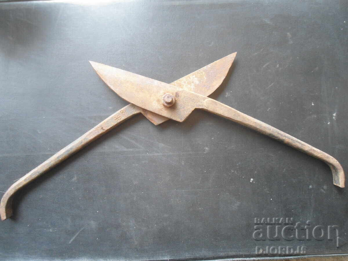 Παλιό ψαλίδι, σημειωμένο με τιμή 7.00 BGN | € 3.58