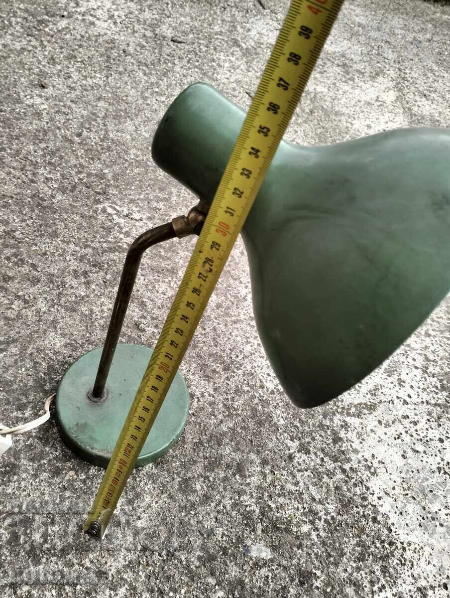 Ρετρό επιτραπέζιο φωτιστικό με τιμή 39.99 BGN | € 20.45