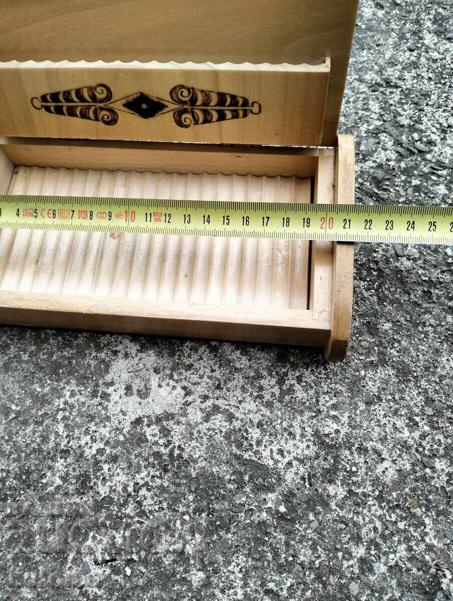 Tabătură veche din lemn cu preț 39.99 BGN | € 20.45