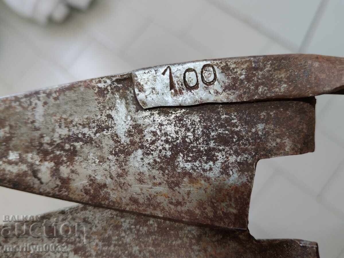 Livrarea Foarfece vechi de tuns oi, fier forjat, lamă Livrarea Foarfece vechi de tuns oi, fier forjat, lamă