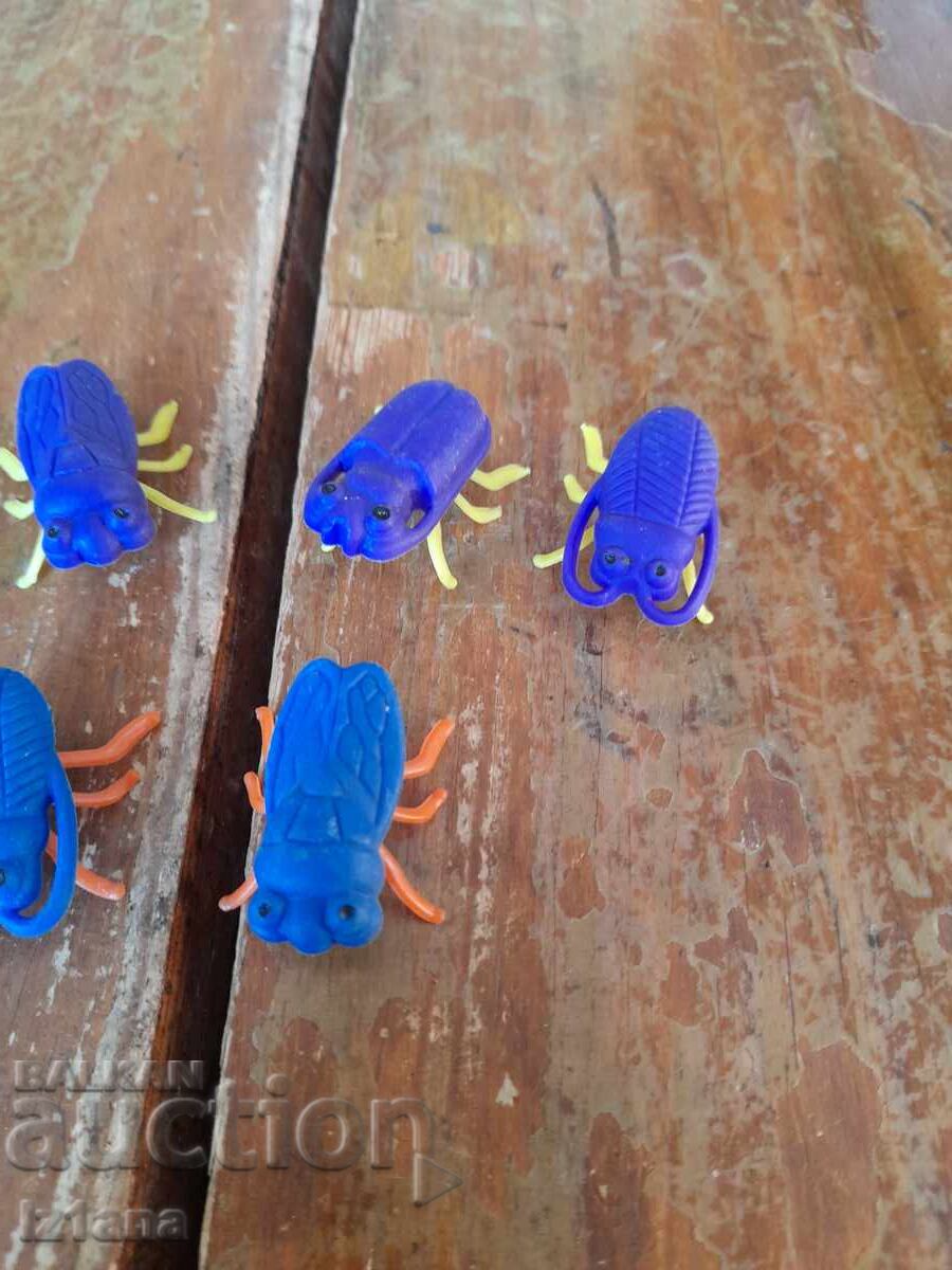 Delivery of Old beetle figures