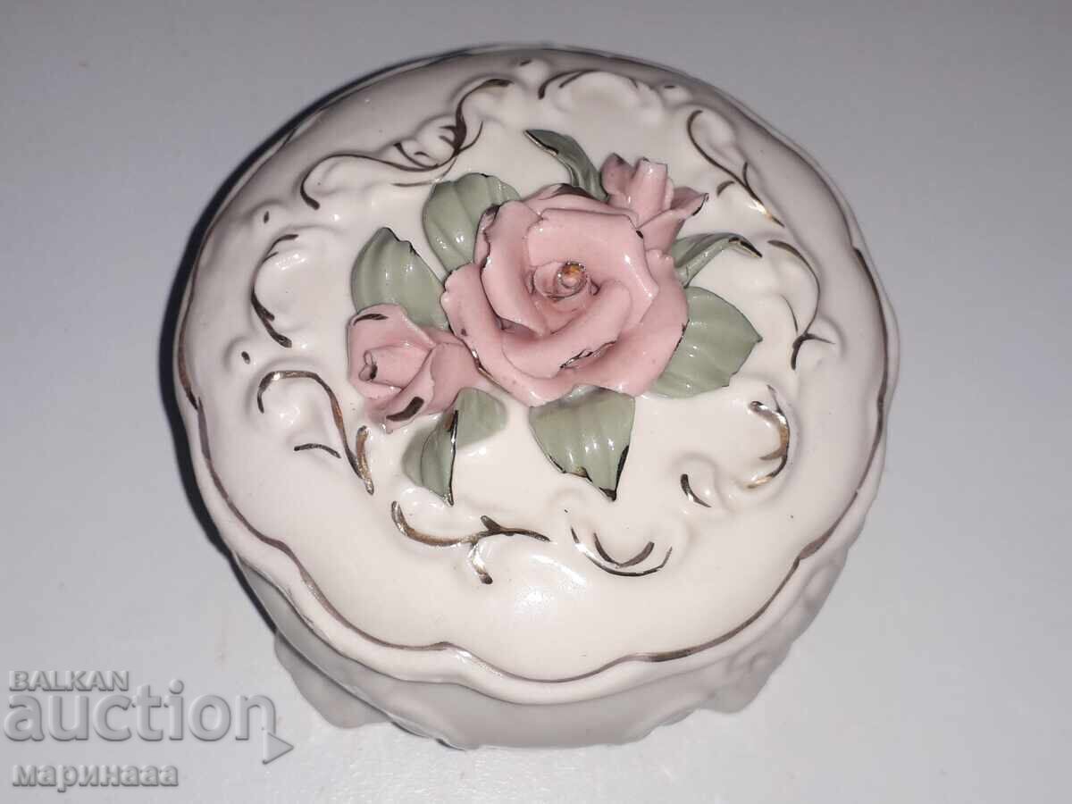 CUTIE. PORŢELAN cu preț 6.00 BGN | € 3.07