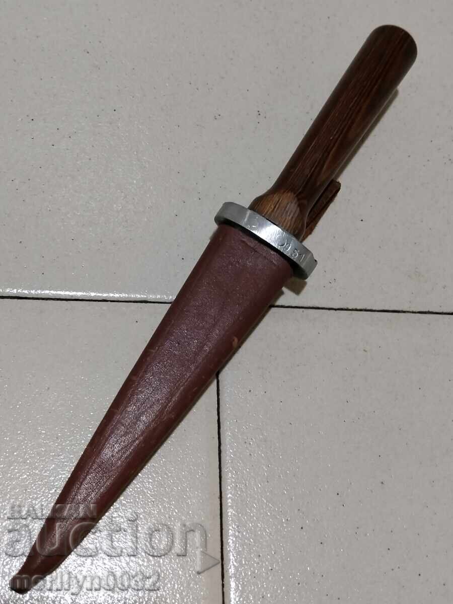 Livrarea Pumnal militar cu teacă, cuțitul baionetă