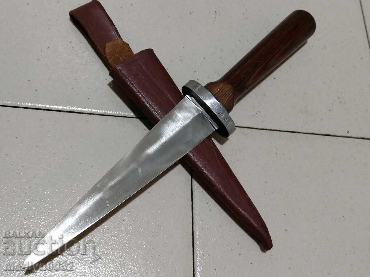 Pumnal militar cu teacă, cuțitul baionetă