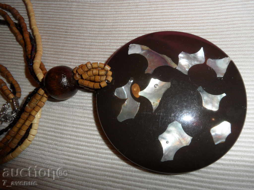 Auction JB, Necklace 48cm, pendant with diam. 8cm, mother-of-pearl inlay Auction JB, Necklace 48cm, pendant with diam. 8cm, mother-of-pearl inlay