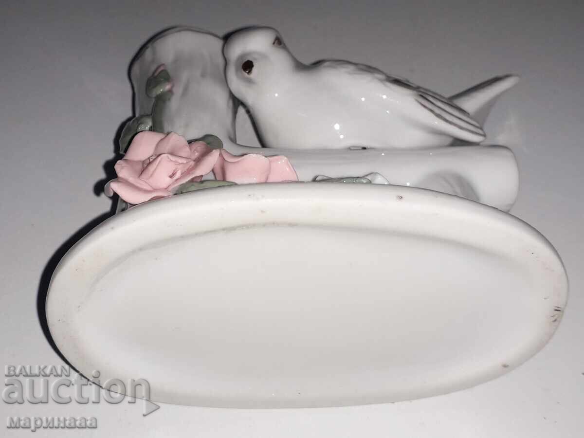 Auction FIGURINE-VASE. PORCELAIN Auction FIGURINE-VASE. PORCELAIN