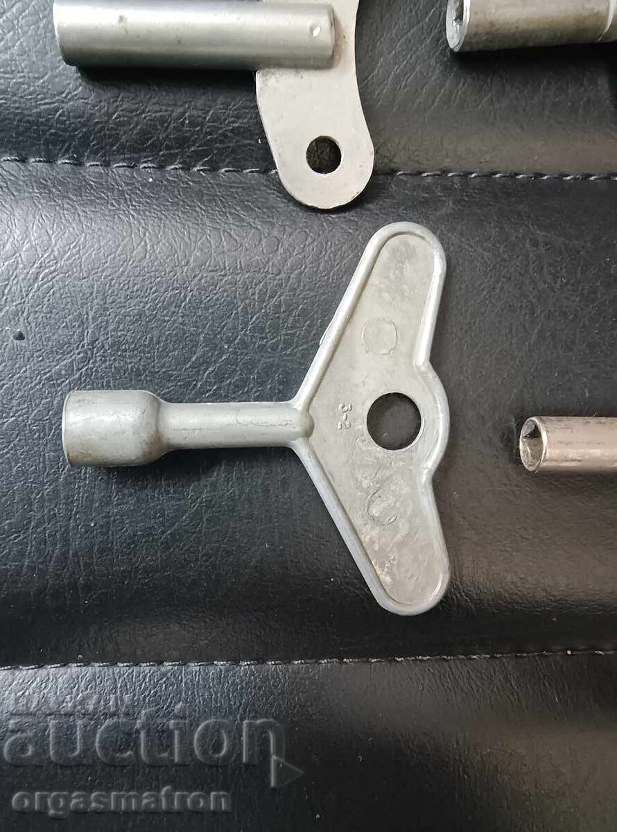 4 pcs. clock keys - 6