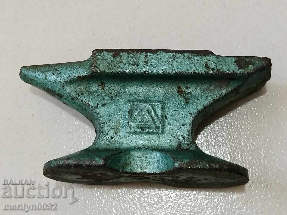 Стара златарски наковалня пособие инструмент с цена 75.00 лв. | € 38.35 Стара златарски наковалня пособие инструмент с цена 75.00 лв. | € 38.35