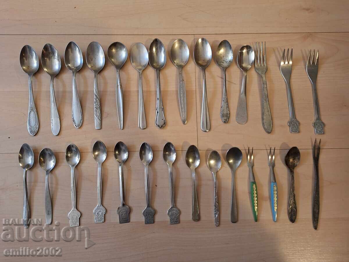 Μικρά κουταλάκια και πιρουνάκια ρετρό σοσιαλισμός