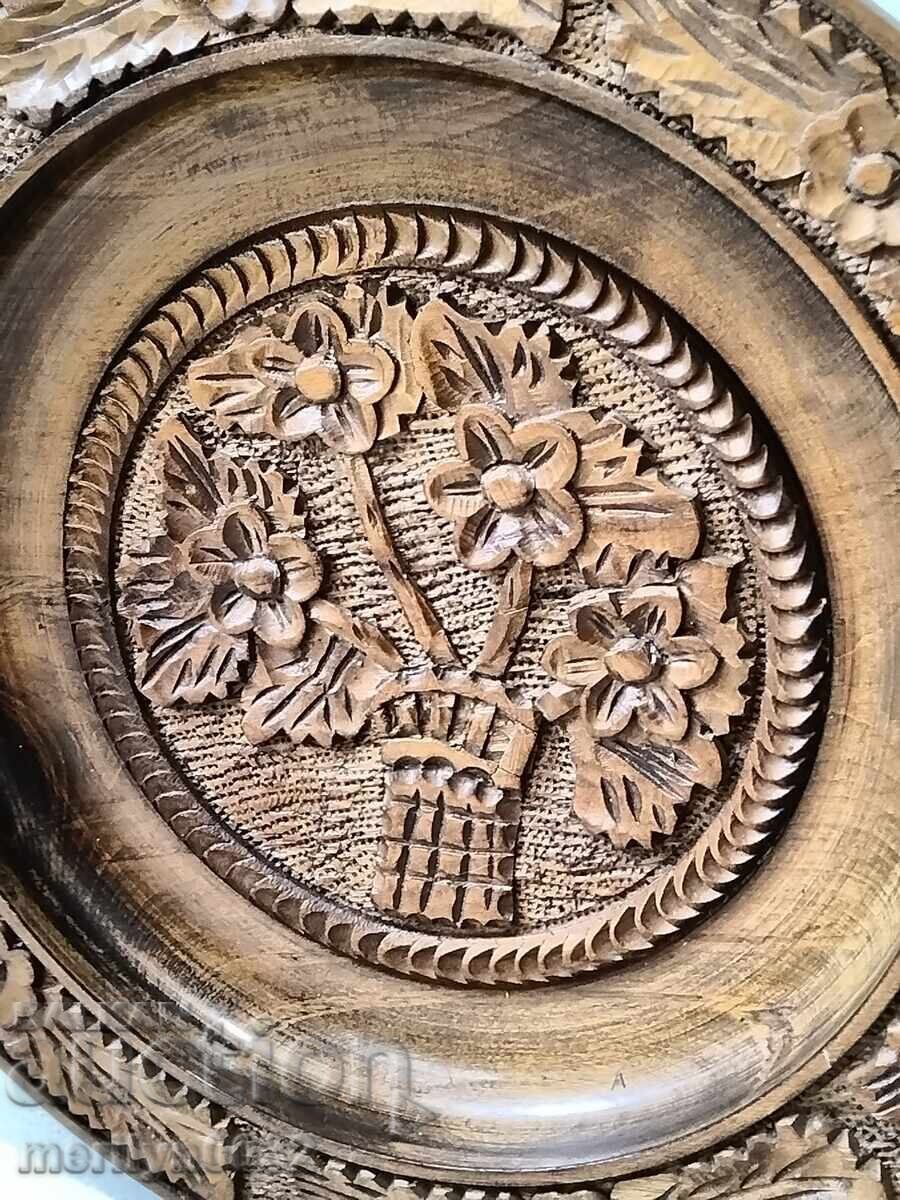 Farfurie veche de perete din nuc, sculptată în lemn cu preț 124.00 BGN | € 63.40