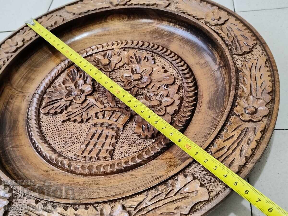 Livrarea Farfurie veche de perete din nuc, sculptată în lemn
