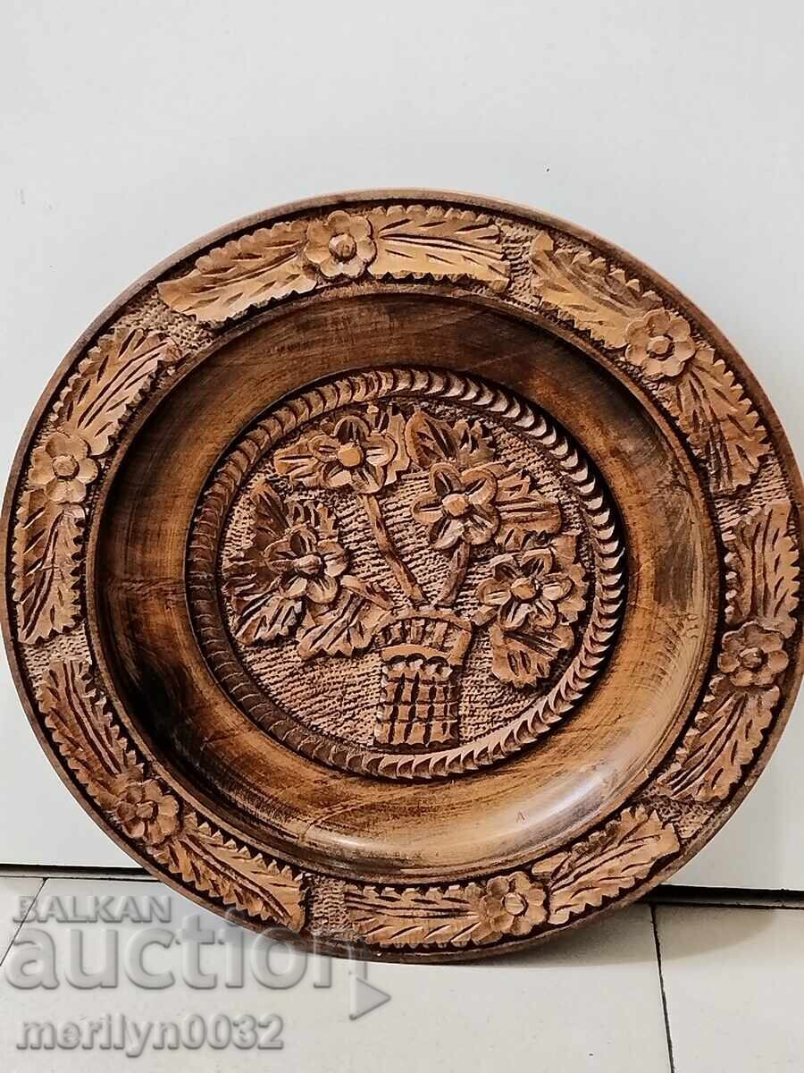 Farfurie veche de perete din nuc, sculptată în lemn