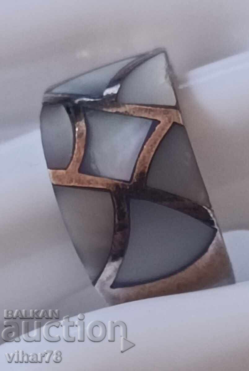 Women's silver ring with mother-of-pearl with price 49.99 BGN | € 25.56