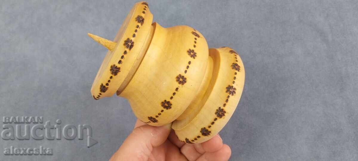 Стар дървен свещник