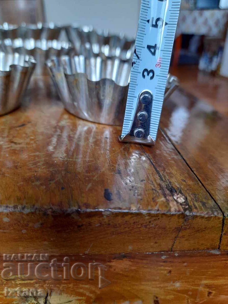 Παλιά καλούπια για γλυκά, μάφινς με τιμή 47.00 BGN | € 24.03