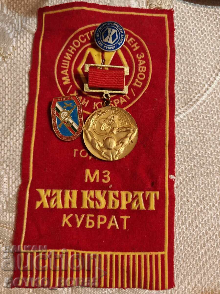 Lot de două insigne bulgare socialiste, medalie și steguleț Lot de două insigne bulgare socialiste, medalie și steguleț