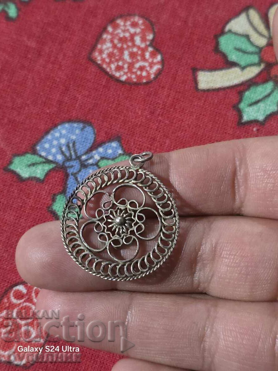 Auction  Silver pendant. I'm listing over 100 Auctions. Take a look and bid