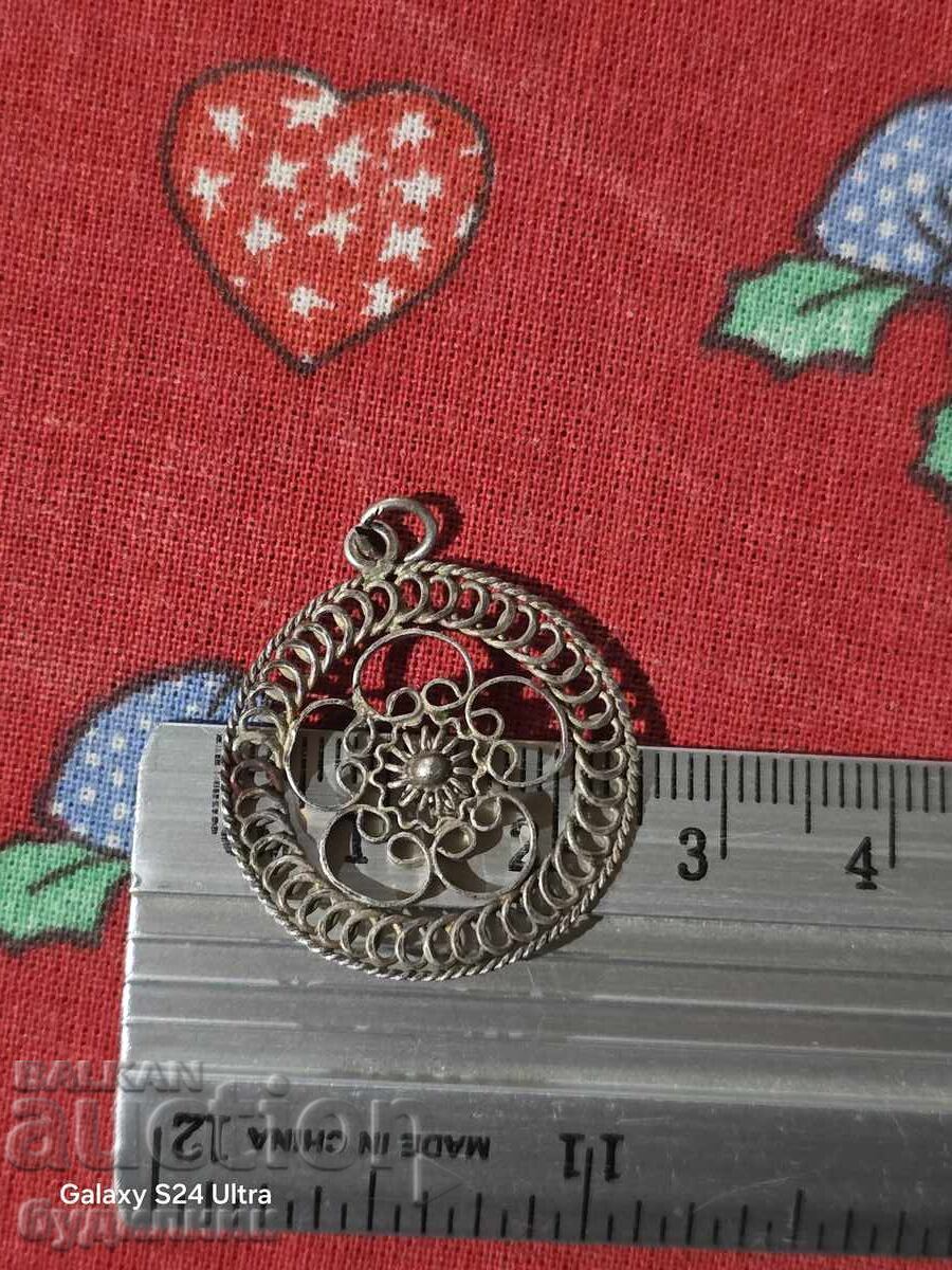 Silver pendant. I'm listing over 100 Auctions. Take a look and bid - 5