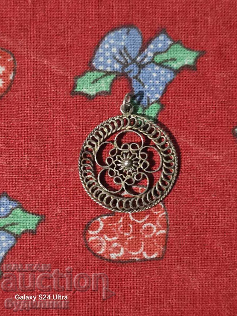 Silver pendant. I'm listing over 100 Auctions. Take a look and bid