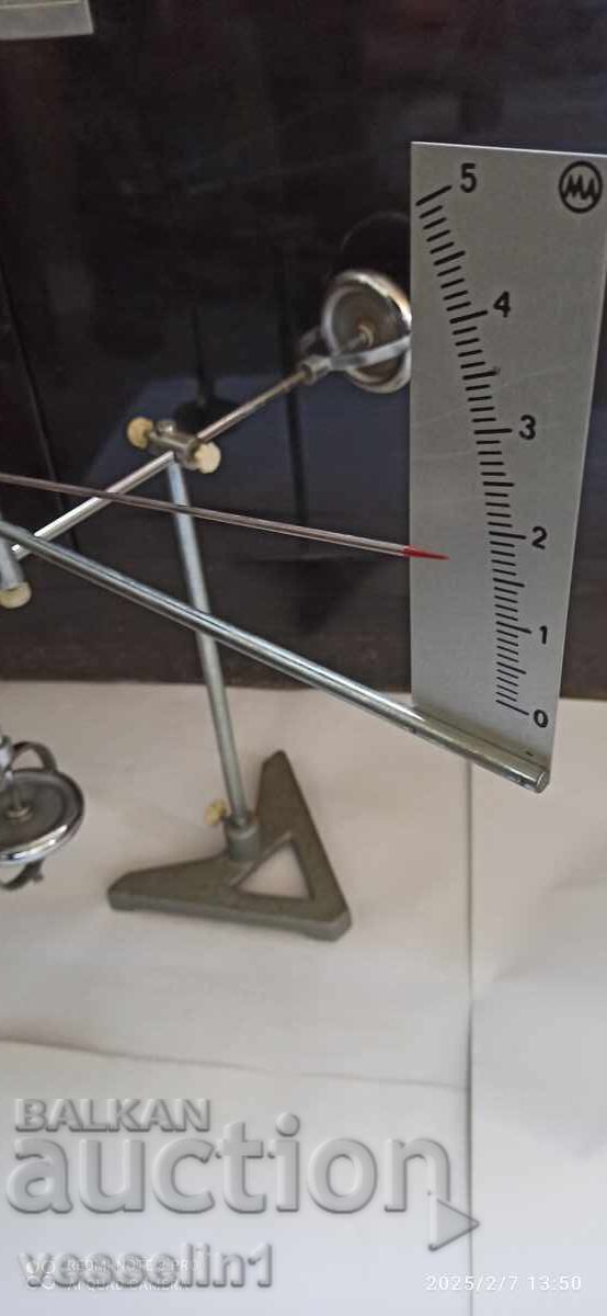 Model didactic de giroscop pentru fizică. Soc Model didactic de giroscop pentru fizică. Soc