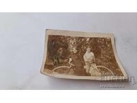 Φωτογραφία Δύο νεαρών κοριτσιών με ρετρό ποδήλατο